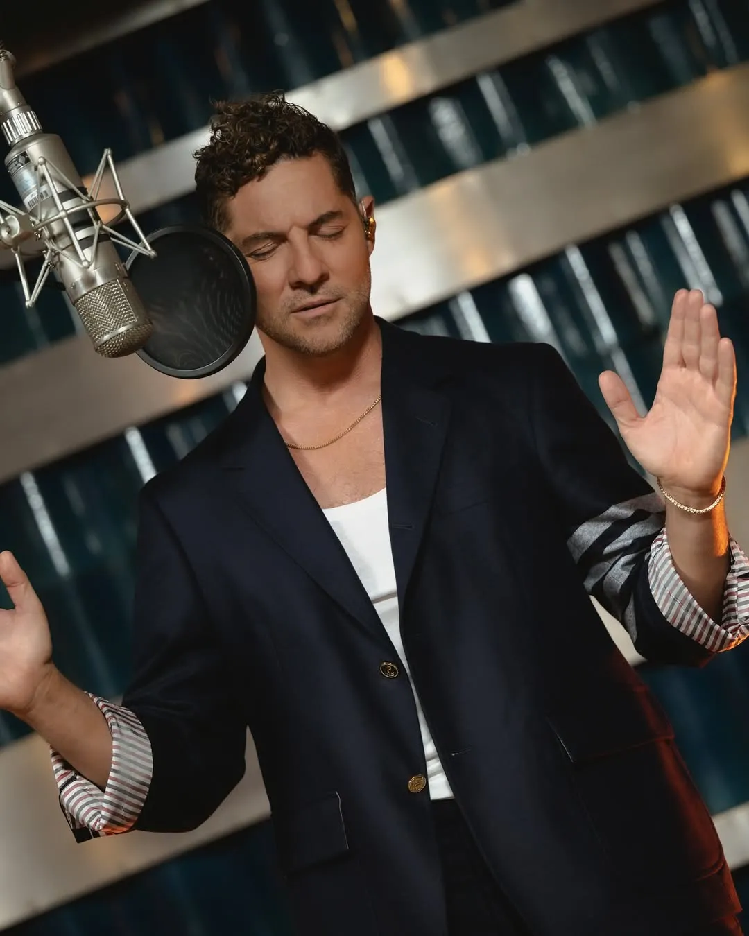 Preparar el alma, el cuerpo y la voz…En solo dos semanas nos vemos en USA, y la ilusión es inmensa.Hoy... corazón, con imágenes de la campaña de la Asociación de Alzheimer, donde cada sonrisa es una victoria y cada recuerdo,